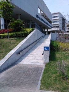 Nicht jeder Weg zu mehr Bildung ist so barrierefrei. Analysezentrum der South University of Science and Technology of China, Shenzhen. Bild: Florian Jung, 2016.